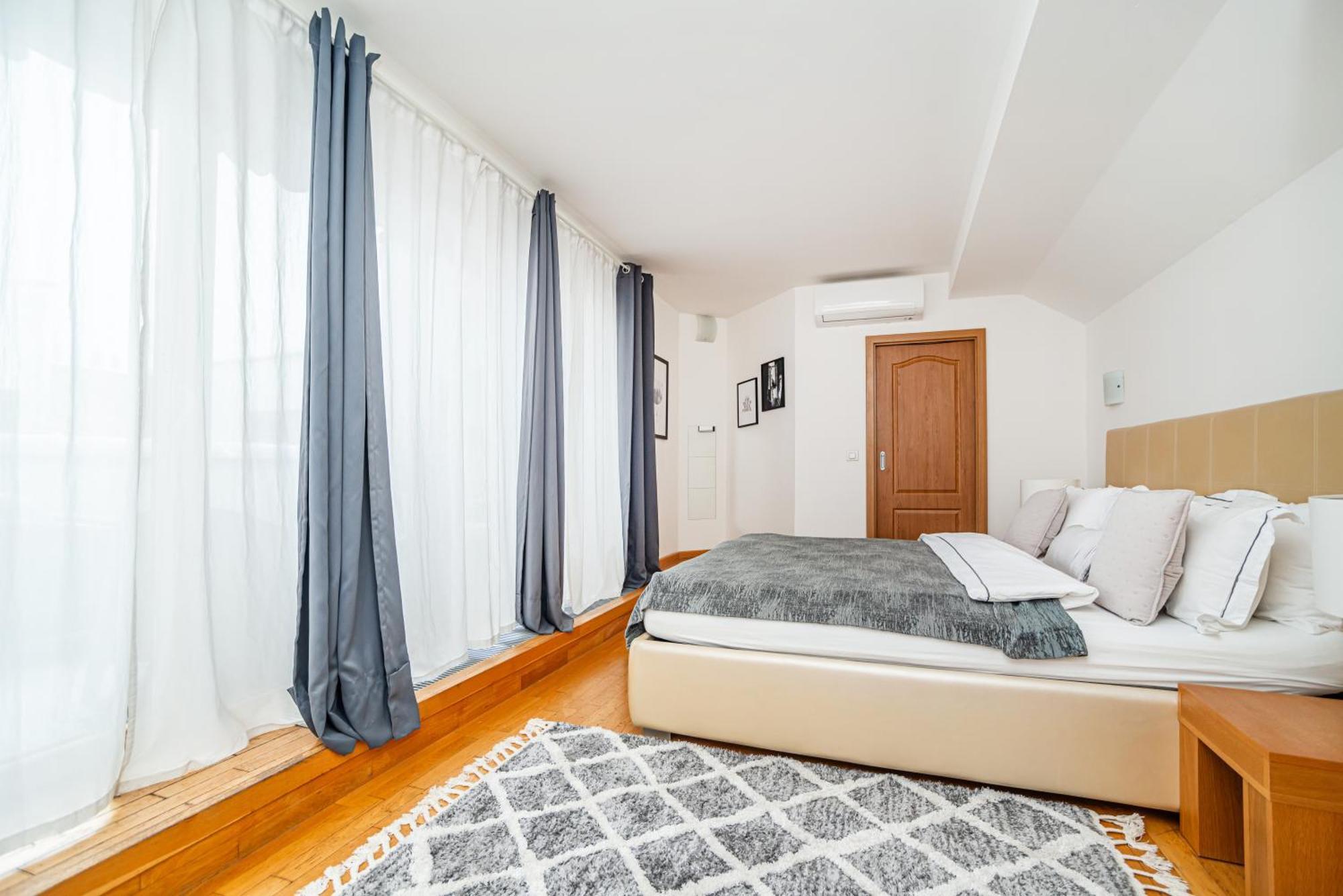 Lavish And Chic Duplex Apartment Прага Екстериор снимка